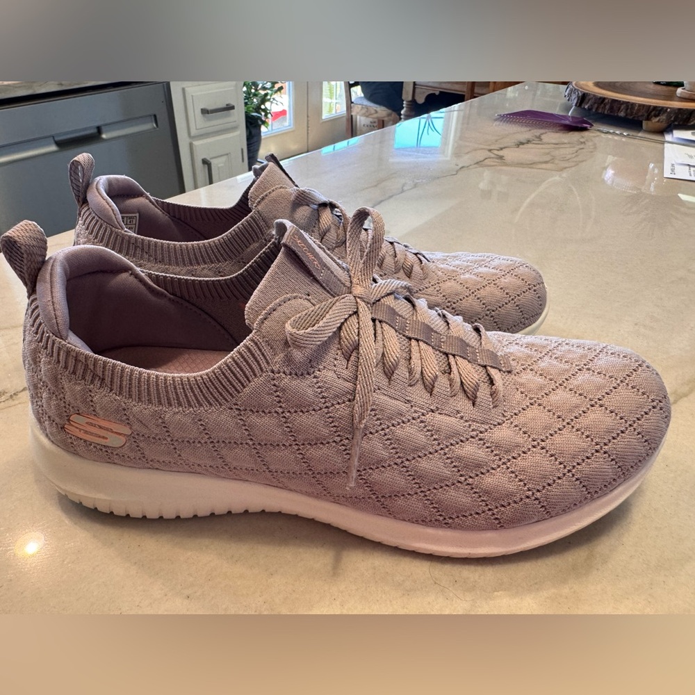Sketchers Women’s Ultra Flex shoes. Size 11, Soft Classic Mauve. Like New.
